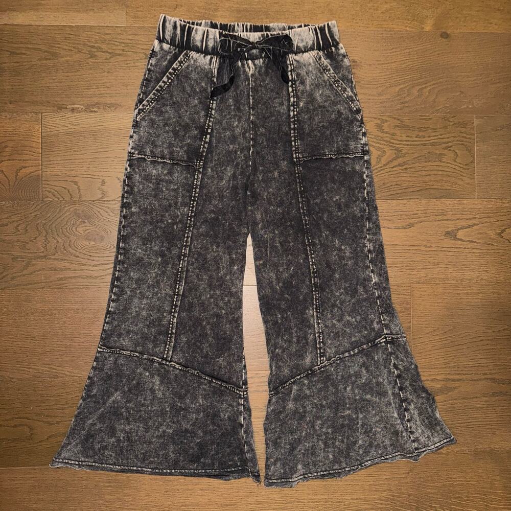 Zenana Ash Black Mineral Wash Wide Leg Flare Sweatpants Medium EUC Exposed Seam